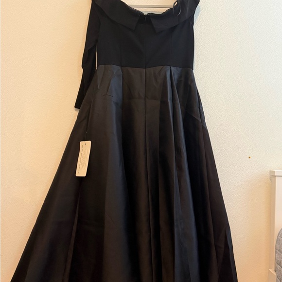 Elegant Black Off-Shoulder Gown - Picture 5 of 7